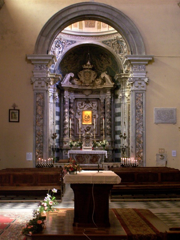 Duomo di Seravezza, altare e cappella laterale